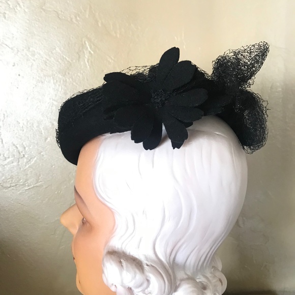 STYLISH 1940s TILT FELT HAT WITH FELT FLOWERS AND VEILING main image 12